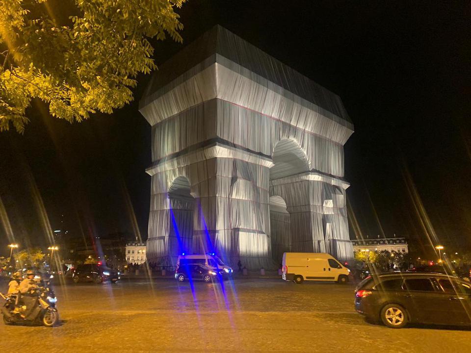 Night view of L'arc de Triomphe, Wrapped by Christo and Jeanne-Claude, Paris September 2021