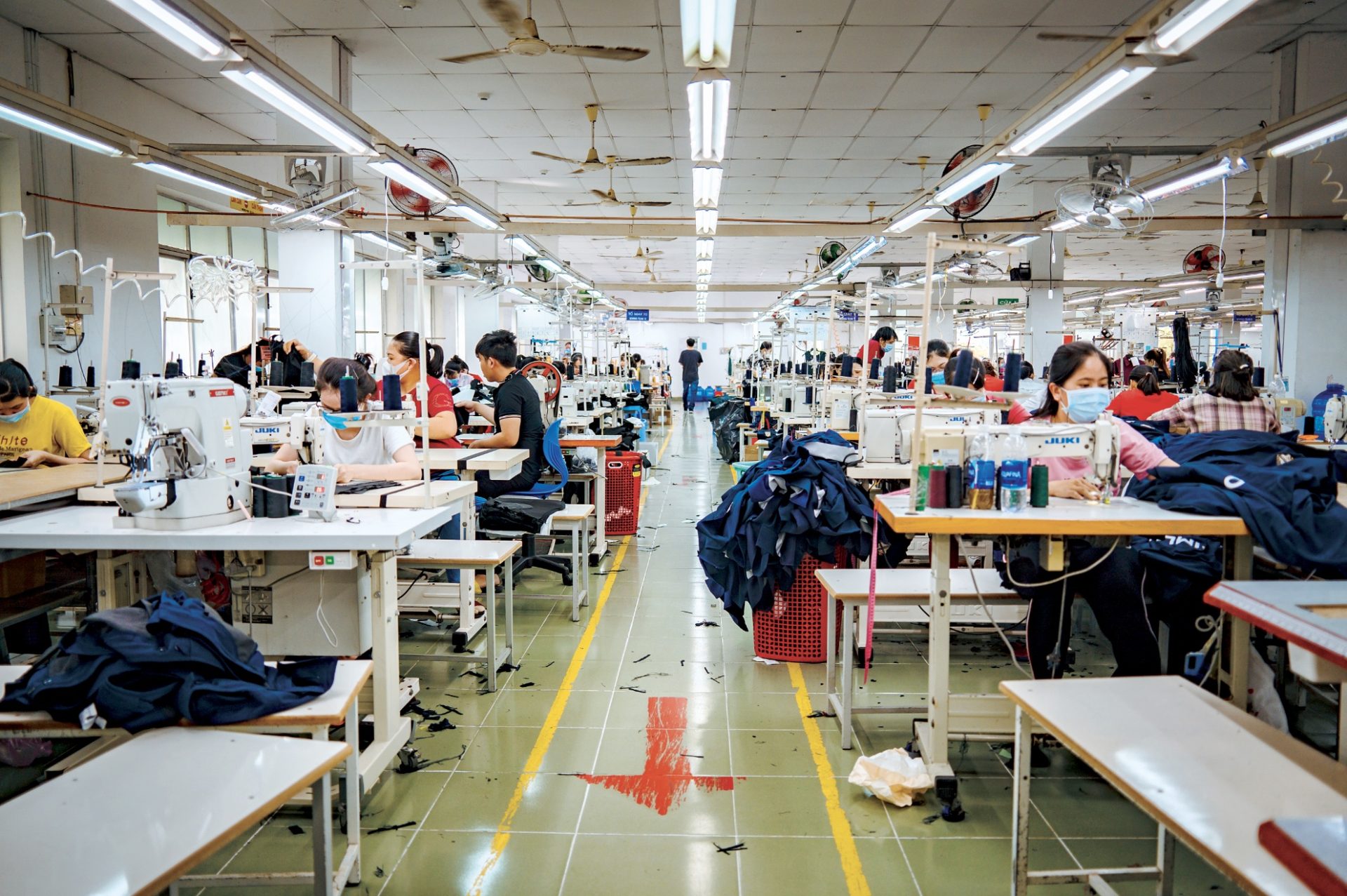 iệt Nam, quốc gia xuất khẩu hàng dệt may lớn thứ hai thế giới rơi vào tâm bão COVID-19 làm gián đoạn chuỗi cung ứng hàng may mặc của thế giới.
