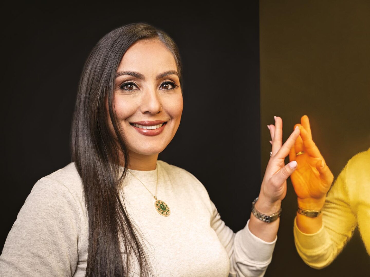Imaru Casanova tại trụ sở của VanEck International Investors Gold Fund (VanEck) ở Manhattan, New York. Văn phòng của cô an toàn hơn nhiều so với những chuyến bay đầy rủi ro trên các máy bay cũ kỹ đến các mỏ vàng xa xôi ở Ghana, Mexico và Nga.