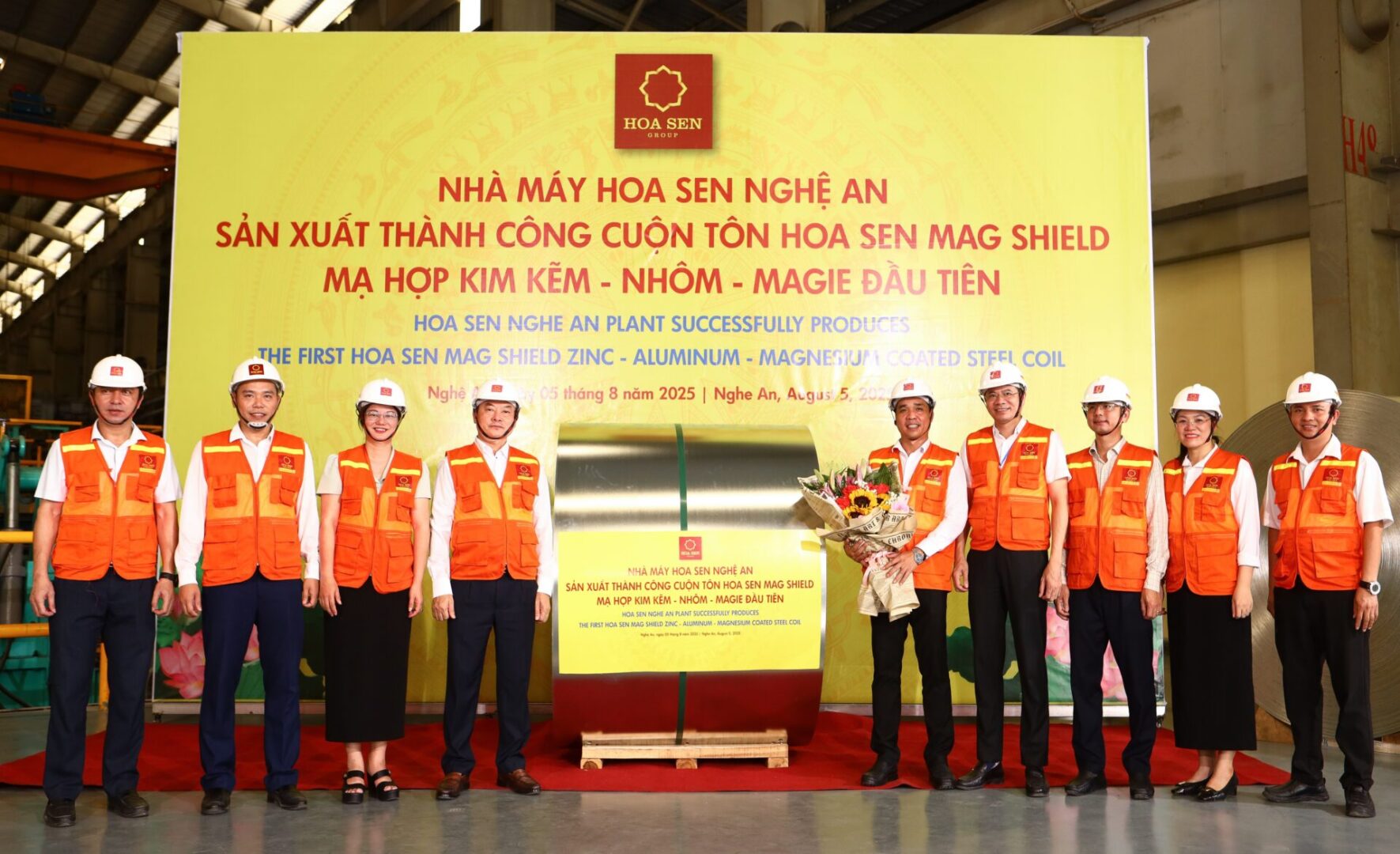 Ông Nguyễn Minh Phúc, phó tổng giám đốc Tập đoàn Hoa Sen và ông Lê Tiến Trị, trưởng Ban quản lý Khu kinh tế Đông Nam cùng chứng kiến và chụp hình lưu niệm cột mốc sản xuất thành công cuộn Tôn Hoa Sen Mag Shield đầu tiên tại nhà máy Hoa Sen Nghệ An.
