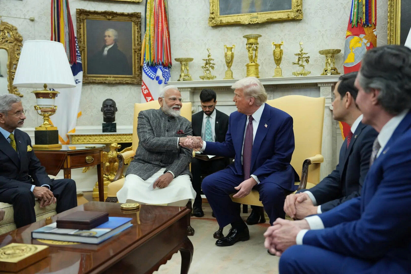 Tổng thống Trump (phải) đang cứng rắn với Ấn Độ về vấn đề mua dầu từ Nga. Ảnh: CNN